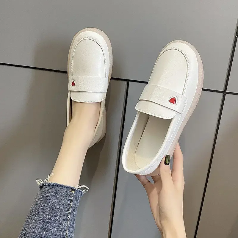 

Женская обувь. Белые кожаные повседневные женские туфли на плоской подошве. Удобные и элегантные слипоны. Лето 2025 года. Популярное последнее предложение для молодежи.