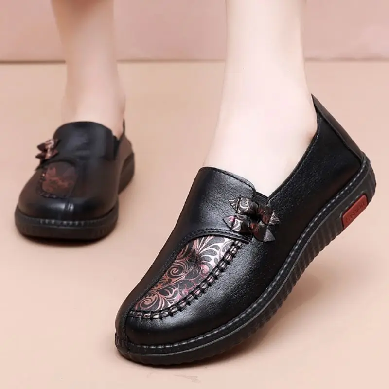 

Spring Women Leather Casual Loafers Slip On Women's Flats Shoes Ladies Soft Bottom Breathable Flat Shoes Grandma's shoes