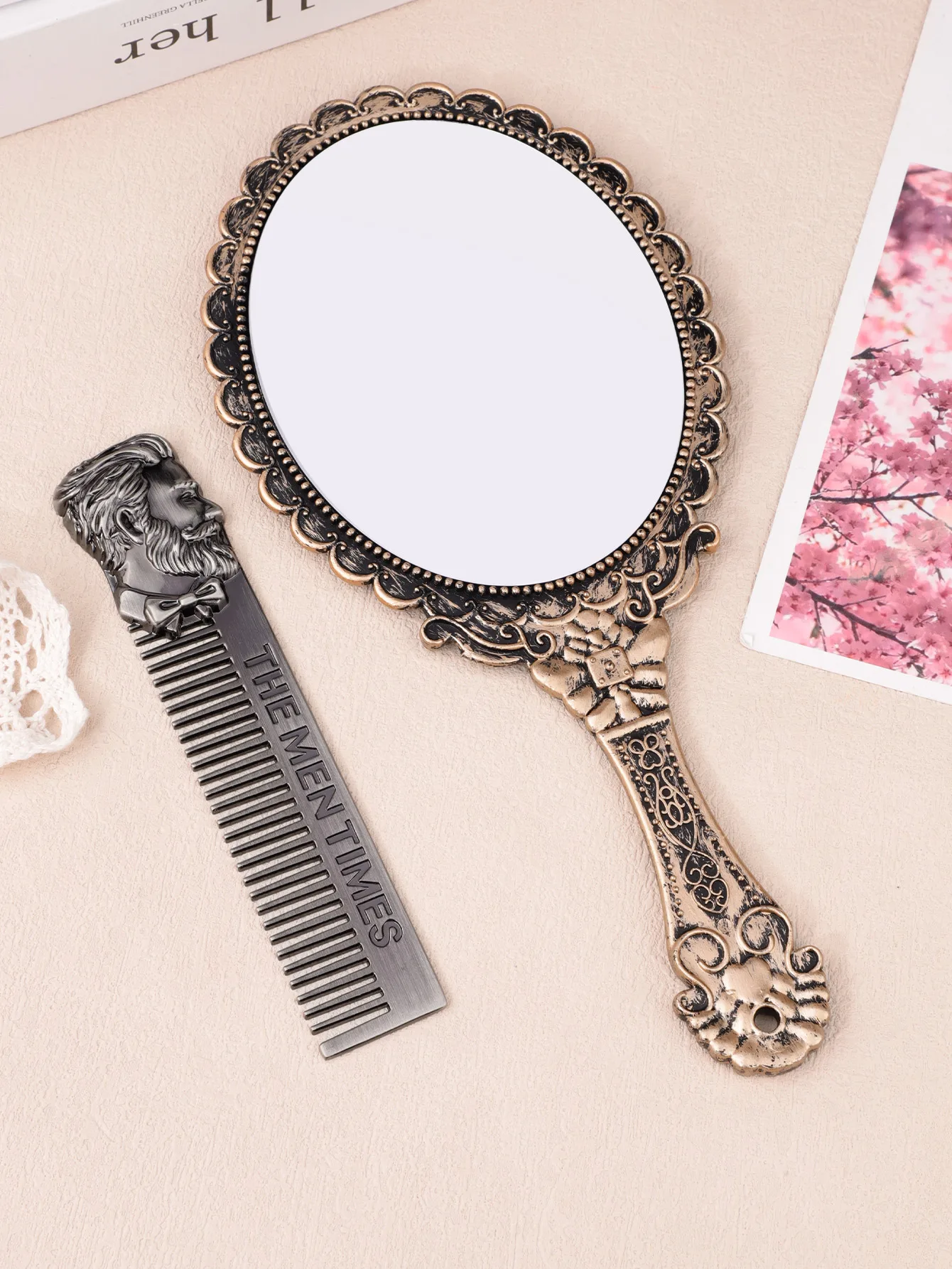 1 Men's Beard Comb + A High-Definition Retro Floral Handle Cosmetic Mirror Makeup Mirror Portable Carry Handheld Small