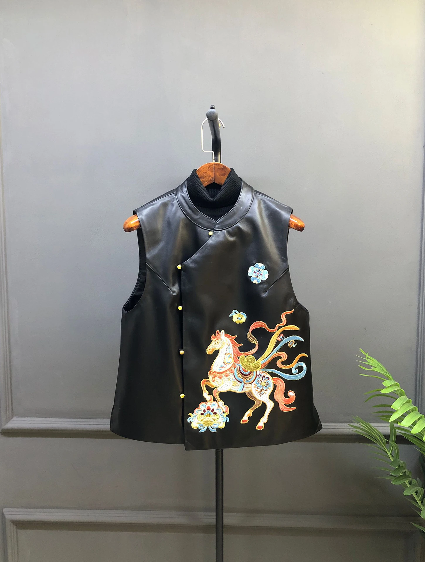 

Женский жилет из натуральной овчины с тяжелой вышивкой, новый, в китайском стиле, приталенный, с воротником-стойкой, на многочисленных пуговицах