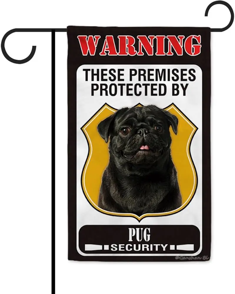 Эти помещения защищаются от черного мопса, садовый флаг, предупреждение о собаке, приветственный двор, флаг, знак, баннер для уличного фермерского дома, 12,5X18 дюймов, GGM