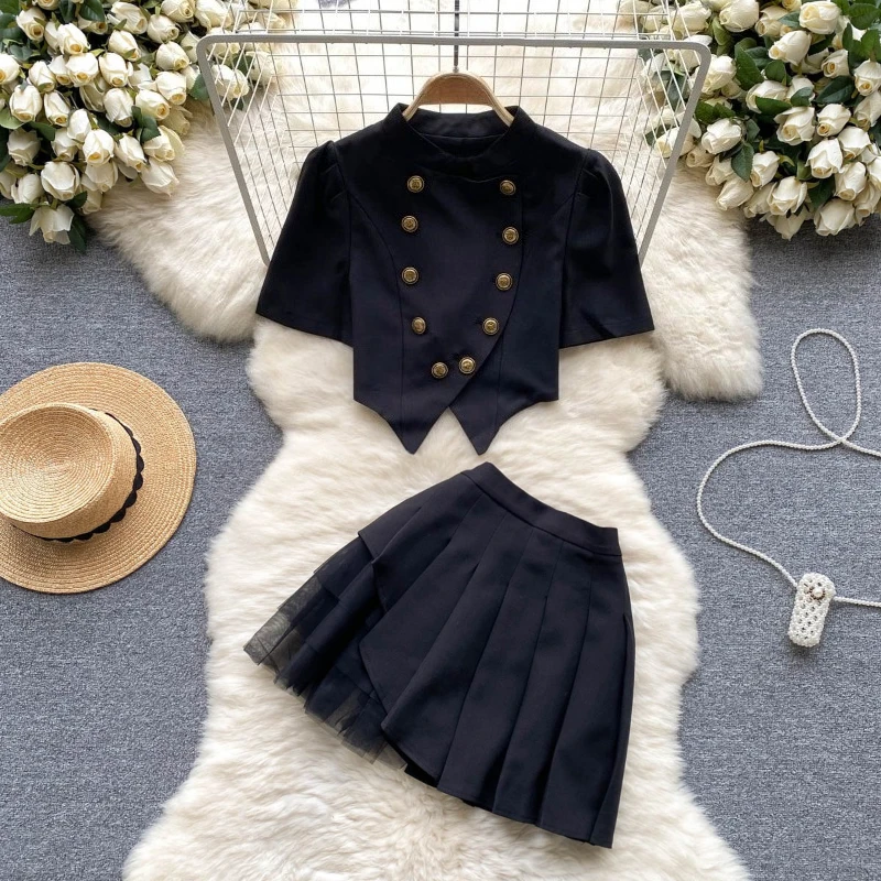 

Женский летний комплект в французском стиле: топ с пышными рукавами и двойной застежкой + короткая плиссированная юбка с высокой талией и сетчатыми вставками.