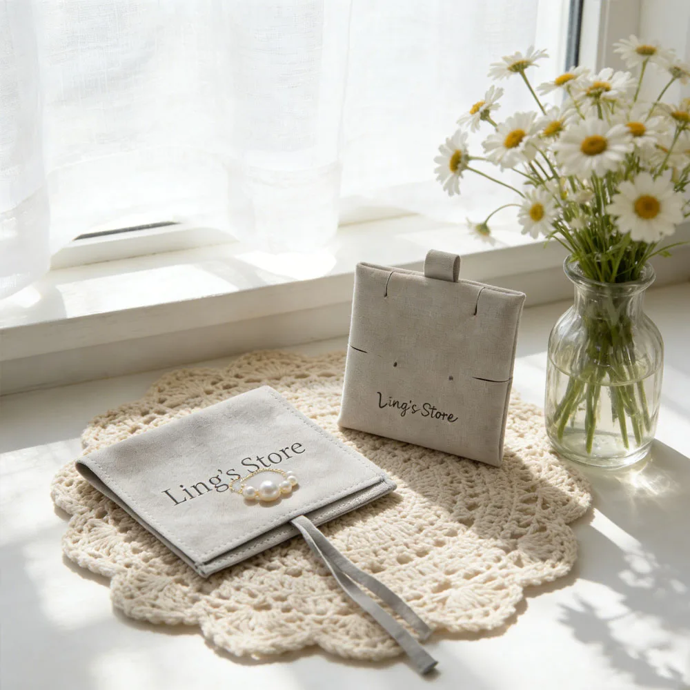 

Подарочный мешочек из серой микрофибры 8x8 см с индивидуальным логотипом и вкладышем 6x6 см для хранения ювелирных изделий, колец, серег, свадебный мешочек