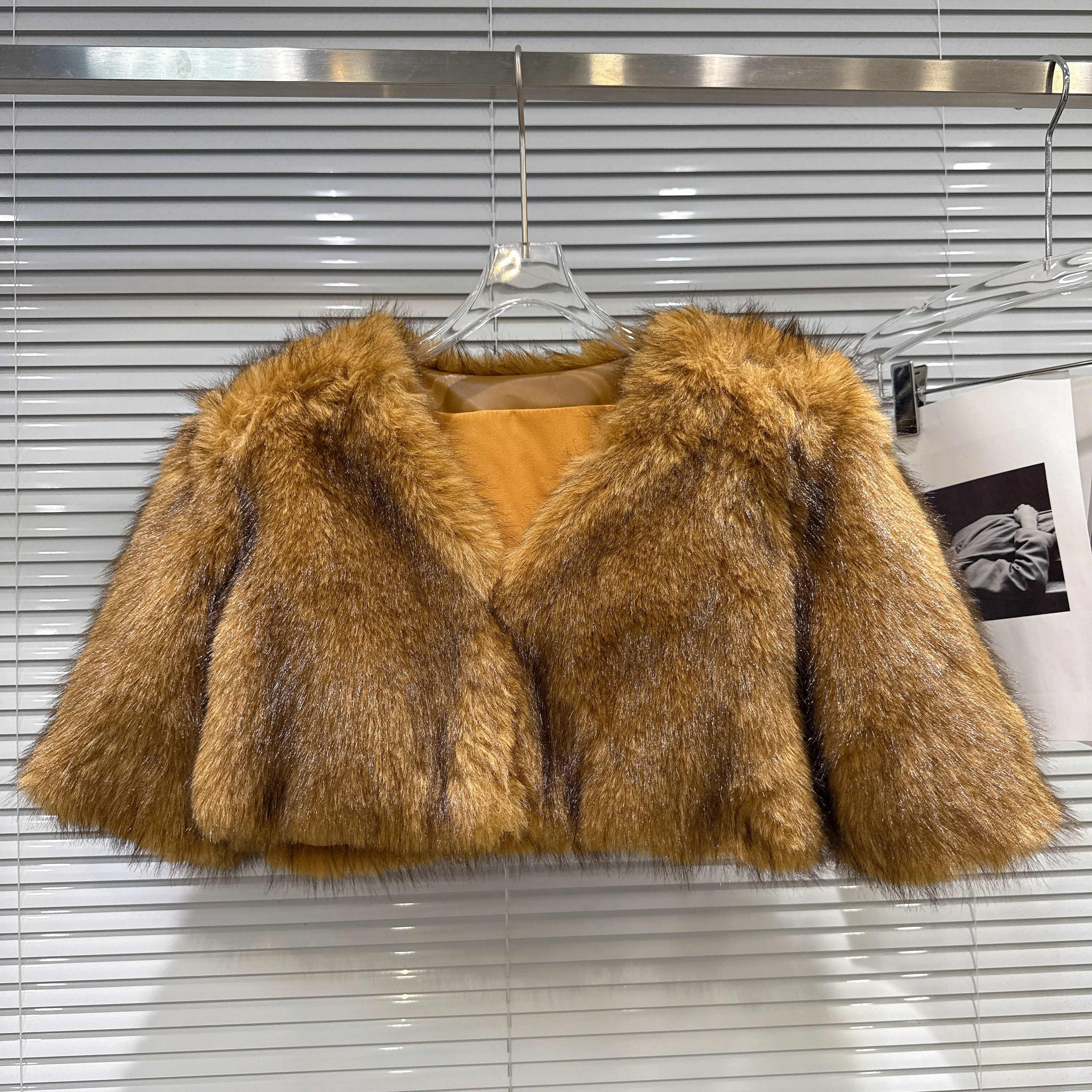 

Зимнее новое стильное роскошное глянцевое экологически чистое ультра-короткое пальто из искусственного меха 2025 года для женщин