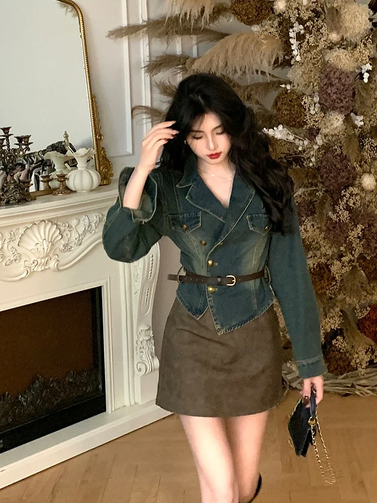 

Комплект Syj: Удобная джинсовая куртка в стиле ретро для полных девушек и асимметричная юбка с завышенной талией для ранней осени.