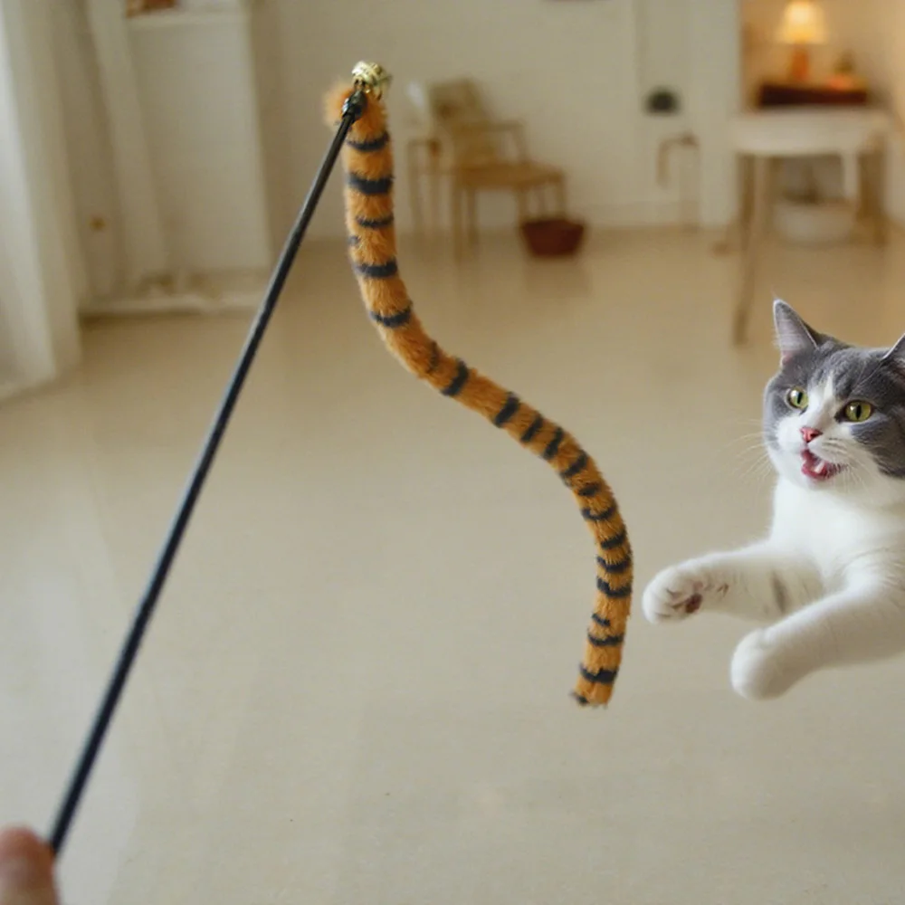 Katzenwurmschwanz-Teaser-Zauberstab mit Glöckchen – interaktives Plüsch-Katzenspielzeug für Kätzchen, lindert Langeweile, Kauen und Zahnhilfe,