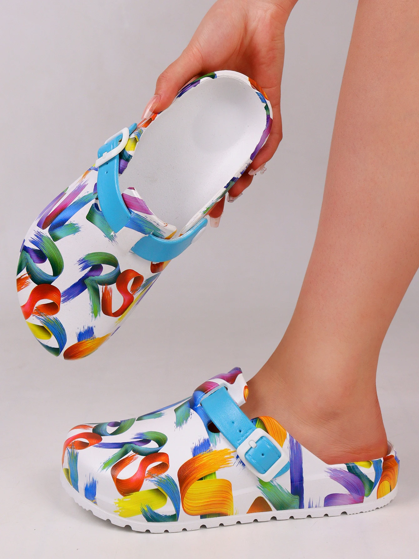 Zuecos con estampado de letras coloridas a la moda para mujer, zapatos de trabajo antideslizantes de verano Eva, suela plana ligera y suave, hebilla ajustable, punta cerrada, adecuado para playa, jardín, otoño