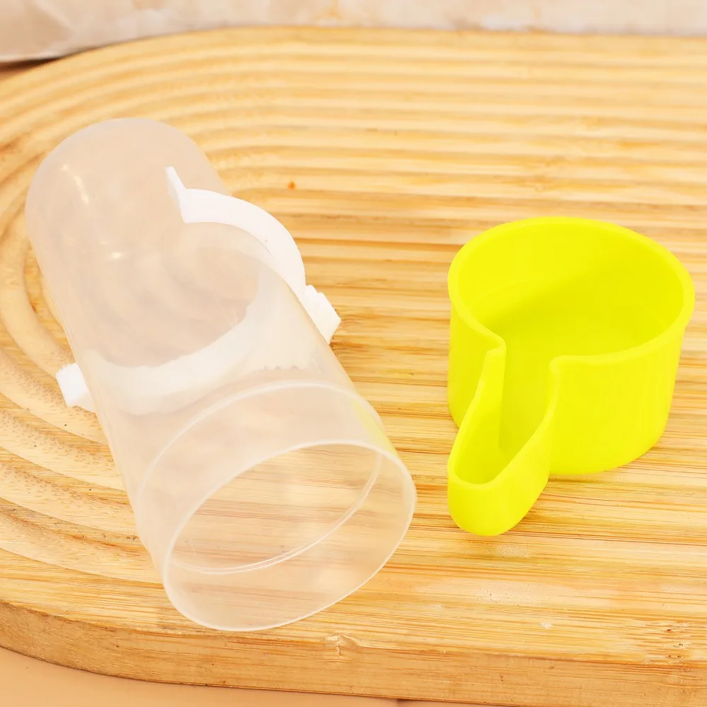 عالية الجودة تغذية الطيور البلاستيك الغذاء تغذية المياه التلقائي شارب الببغاء موزع المحمولة قفص العصافير معلقة شرب كوب