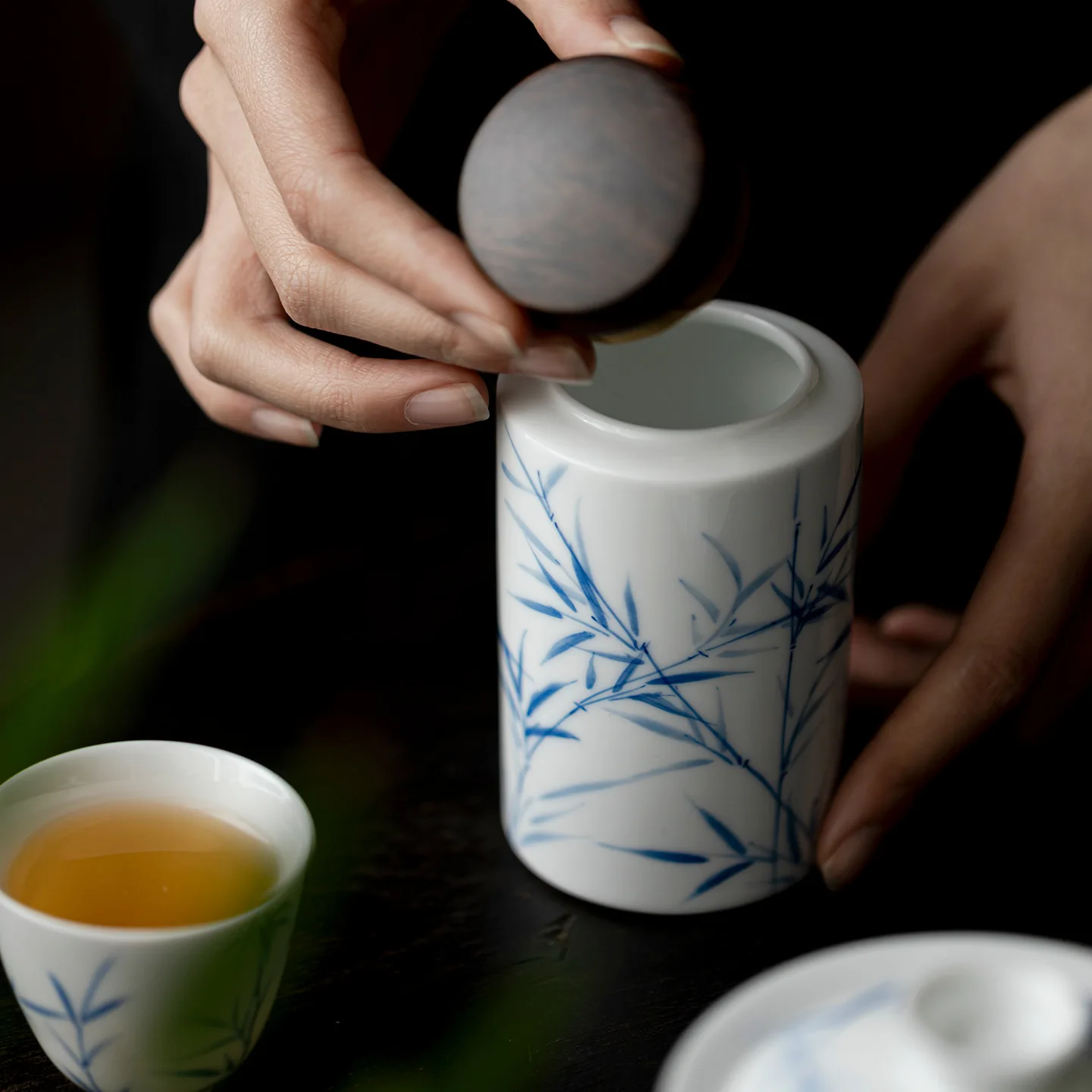 Pure Hand-Painted Blue and White Bamboo Shadow Ceramic Tea Pot Ebony Lid Sealed Portable Storage Household Warehouse Set