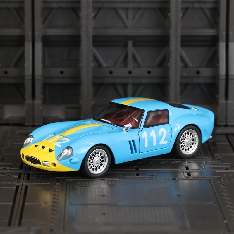รถโมเดลซูเปอร์คาร์ 1:32 250GTO ทำจากโลหะผสม สามารถเปิดประตู ฝากระโปรงหน้า และฝากระโปรงท้ายได้ งานฝีมือประณีต