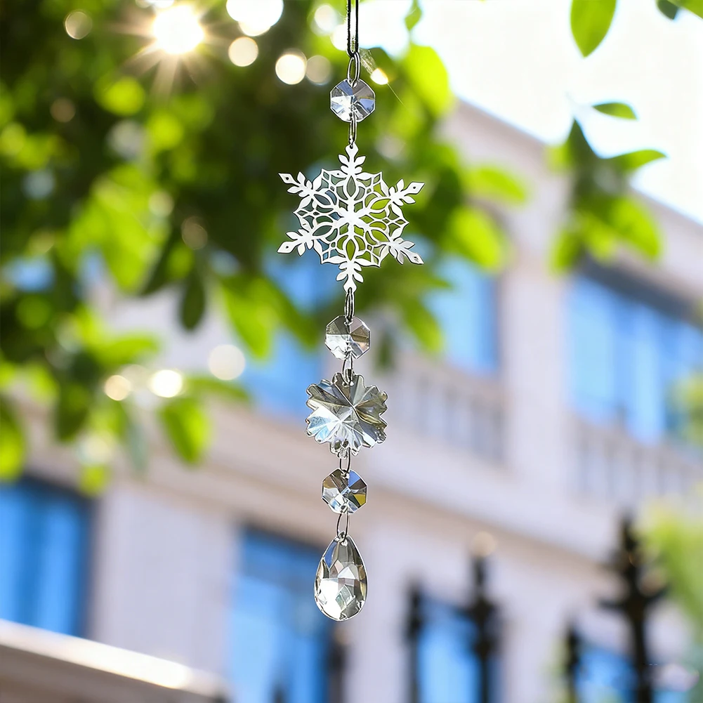 Attrape-soleil en cristal suspendu en forme de flocon de neige, prisme en forme de goutte d'eau, créateur d'arc-en-ciel, pour une ambiance hivernale fascinante, décoration de fenêtre, pendentif de voiture