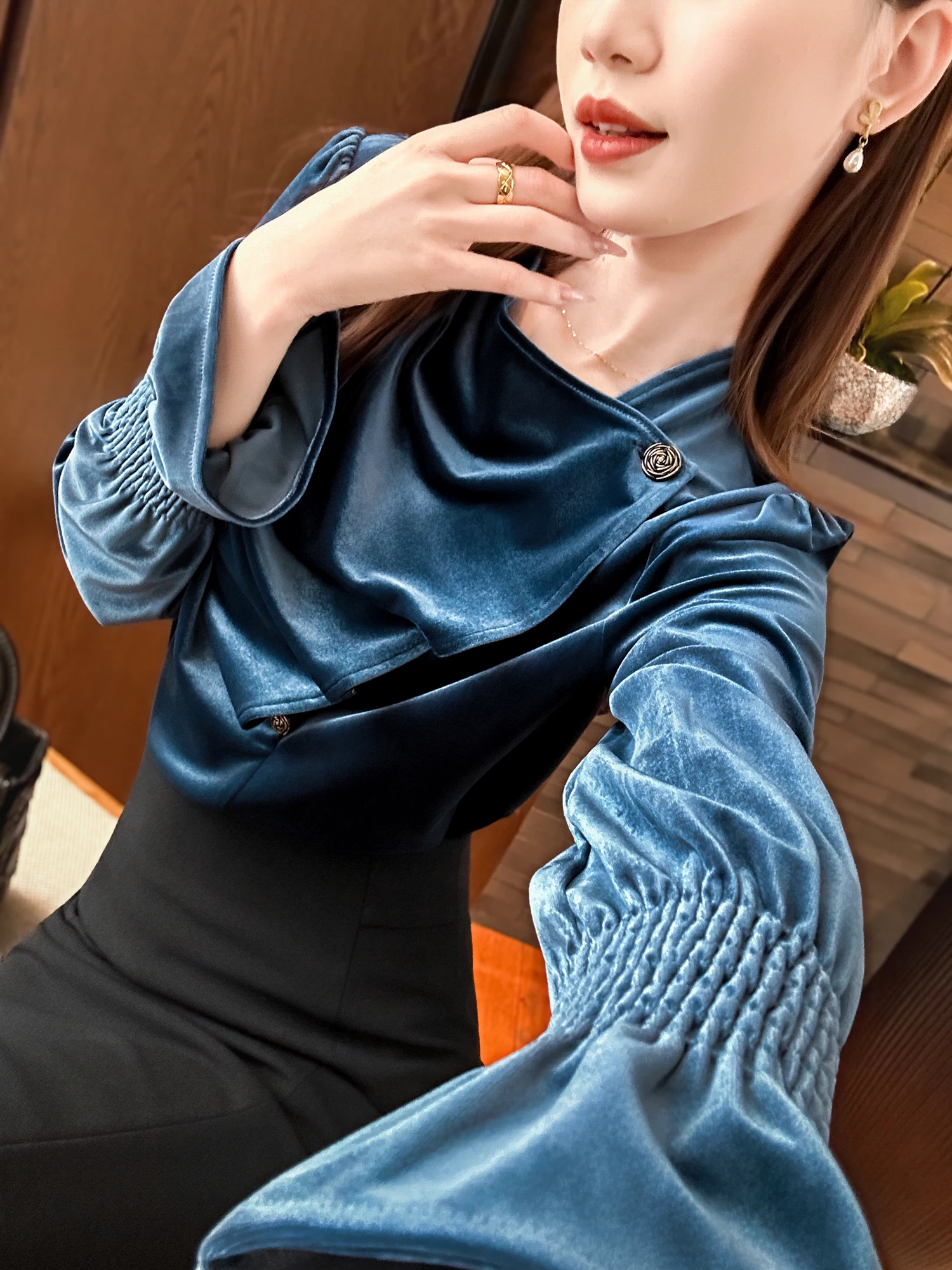 

Ele Velvet Top with Rose Bule for Girls Gentle And Distanced Aosphere Exquisite Design Long Sve Slimming Effect