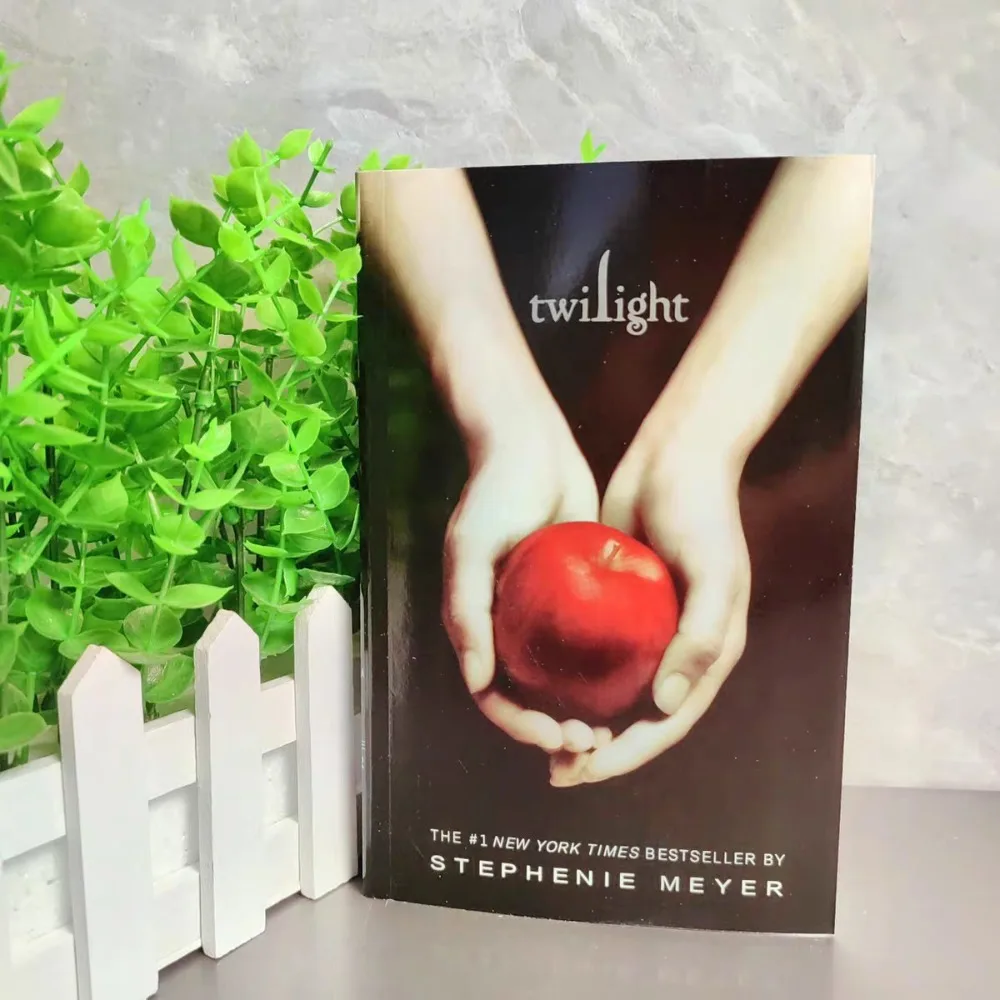 Twilight By Stephenie Meyer The Twilight Saga Book 1 Vampire Romance Novel Bella & Edward Love Story YA Fantasy