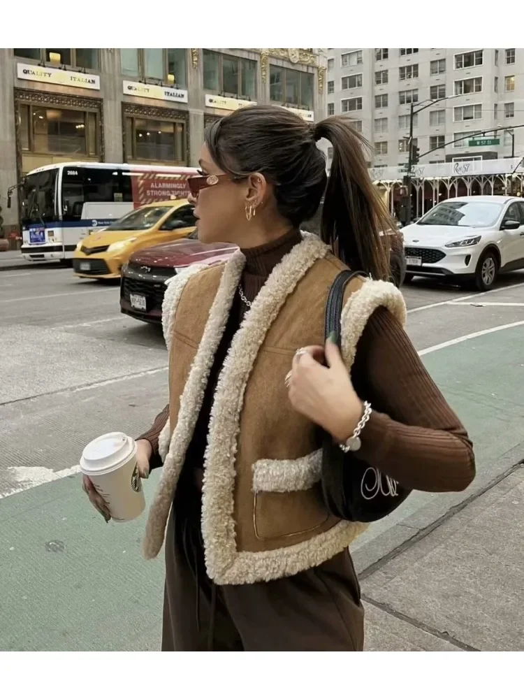 Women's sleeveless Lamb Wool Vest Jacket One-piece Thickened Vest 2024 winter New Shoulder Fur Coat Brown solid color vest