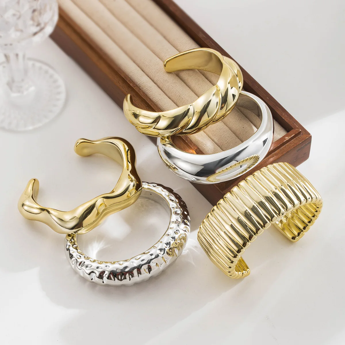 B3459 Foreign trade personality exaggerated geometric acrylic bracelet, fashion trend texture metal feeling opening wide bracele