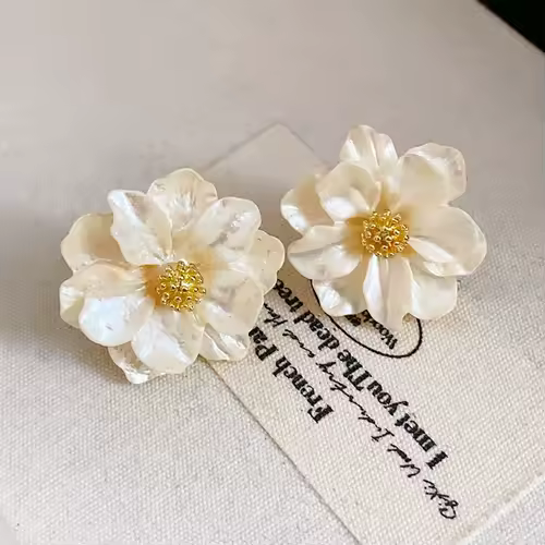 White Acrylic Flower Women's Stud Earrings Folded Florals Korean Fashion Sweet Petals Irregular Female Earrings 2025 new in - Image 3