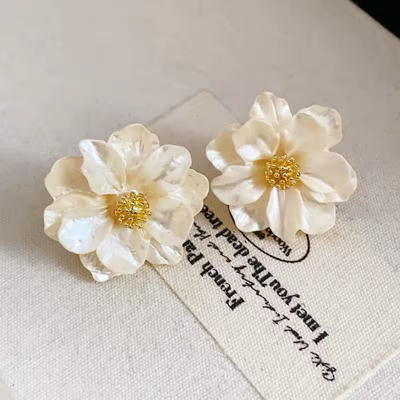 White Acrylic Flower Women's Stud Earrings Folded Florals Korean Fashion Sweet Petals Irregular Female Earrings 2025 new in - Image 3