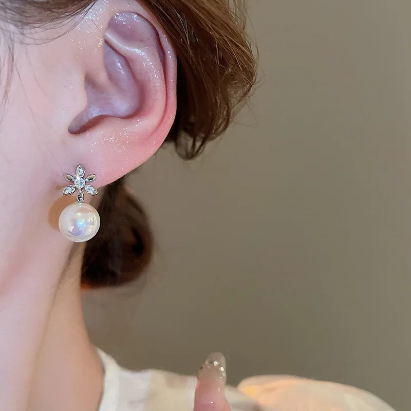 Boucles d'oreilles en perles de fleurs élégantes pour femmes et filles, argent, design unique, accessoires de mode de luxe légers, français, nouvelle arrivée