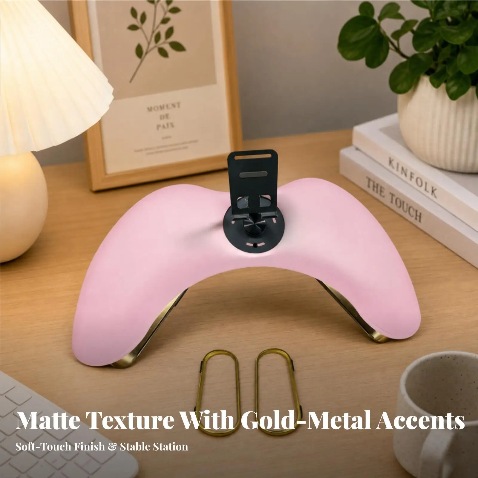 プロ仕様のネイルデスク用アームサポートチェア。内蔵のスマートフォンスタンド、金属製の脚、puレザーを使用。ご自宅やネイルサロンでのネイルデザインに最適。