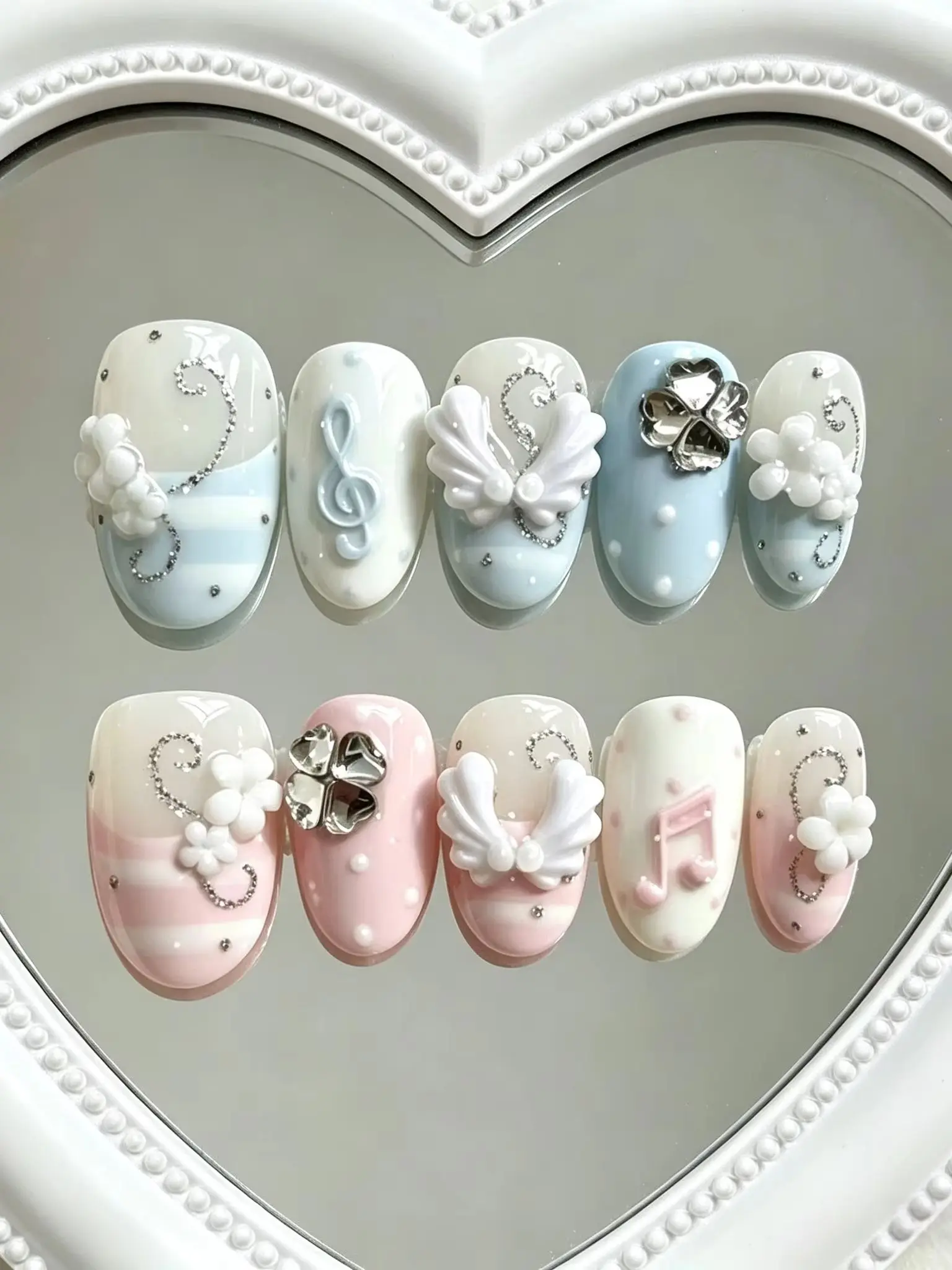 10 Stück makronenfarbene, kurze, ovale Nagelspitzen mit Engel- und vierblättrigem Kleeblatt-Motiv für Mädchen, geeignet für das tägliche Tippen, Pendeln, Picknicks, reißfest, perfekt für den Campus, Nachmittagstee-Dates, Fotos mit mädchenhafter Atmosphäre und hellfarbige Outfits. – Detail 1