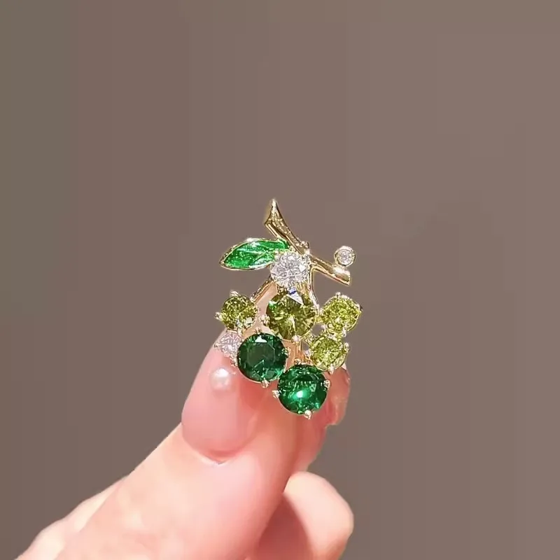 Purple Green Crystal Zircon Grape Brooch for Women Cute Fruit Brooch Suit Coat Lapel Pin Badge Clothing Jewelry Accessories