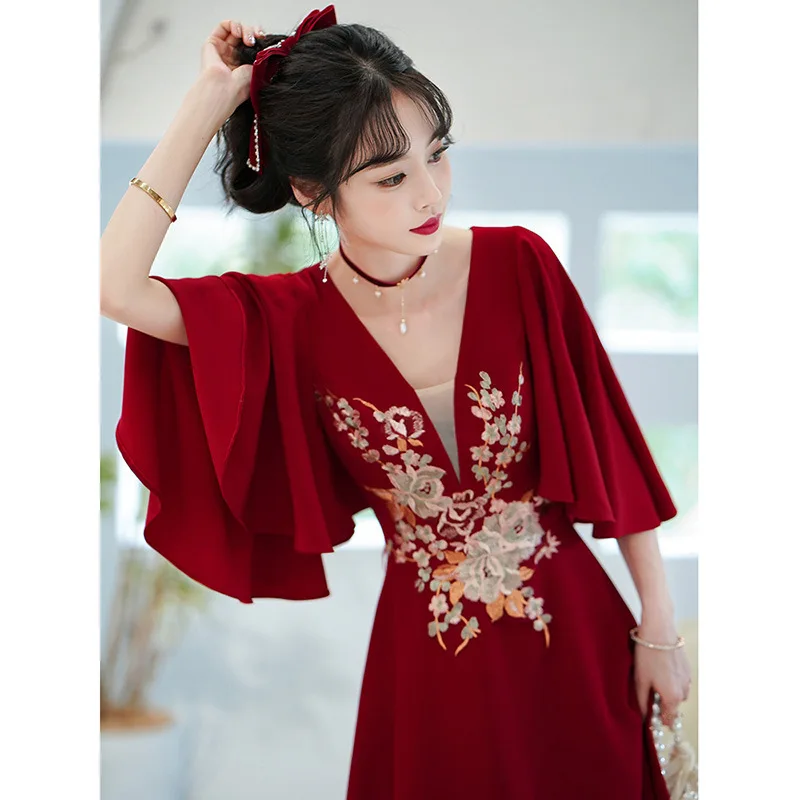 

Burgundy Qipao Chinese Style Toasting Attire Dresses Women Deep V-Neck Cheongsam Embroider Flower Vestidos Flare Sleeve Qipao