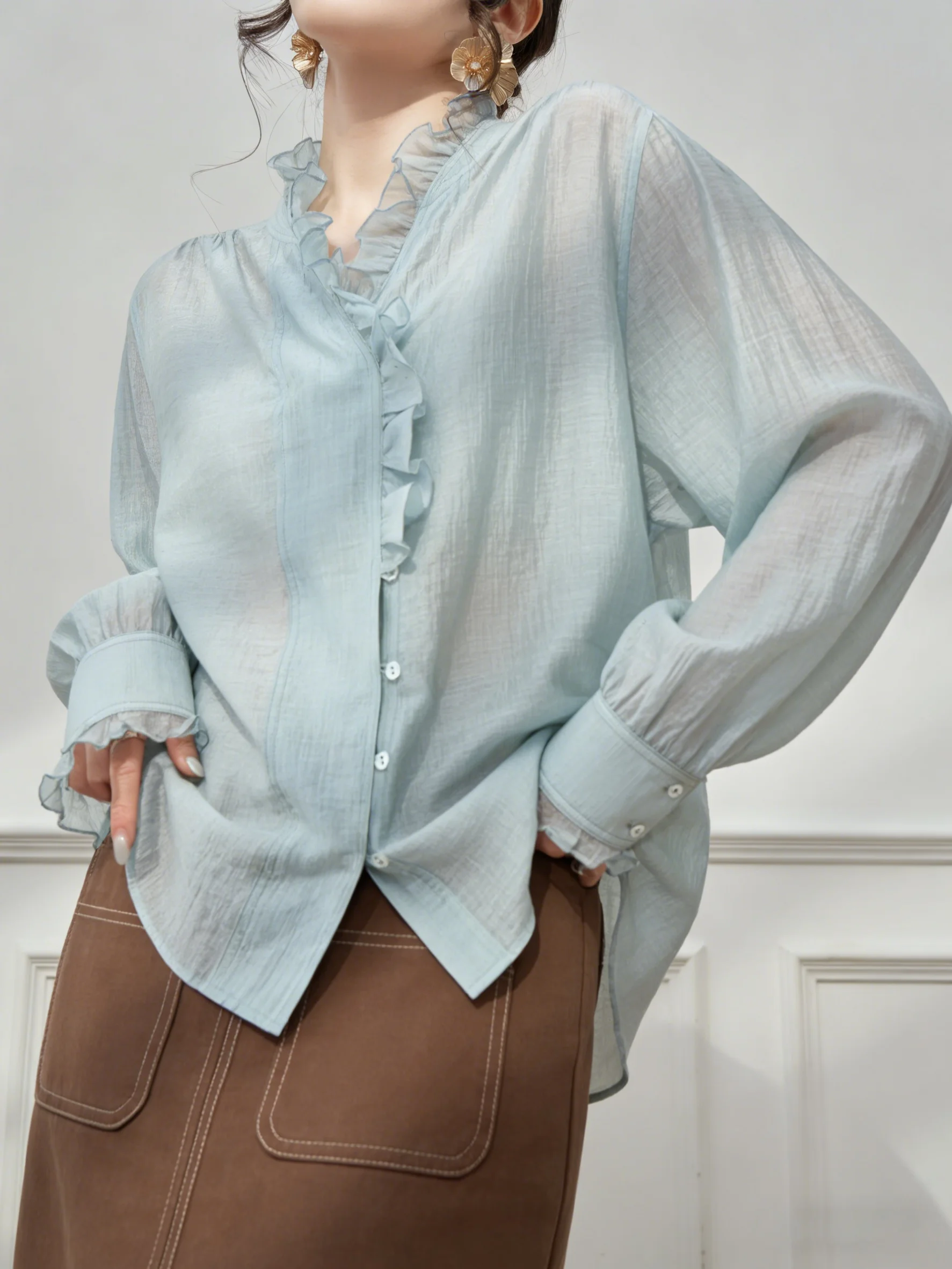 

Синяя тонкая блузка с кружевным подолом и коричневая юбка-полусолнце: женский комплект из двух предметов в свободном стиле, повседневная одежда в стиле Pure Style.