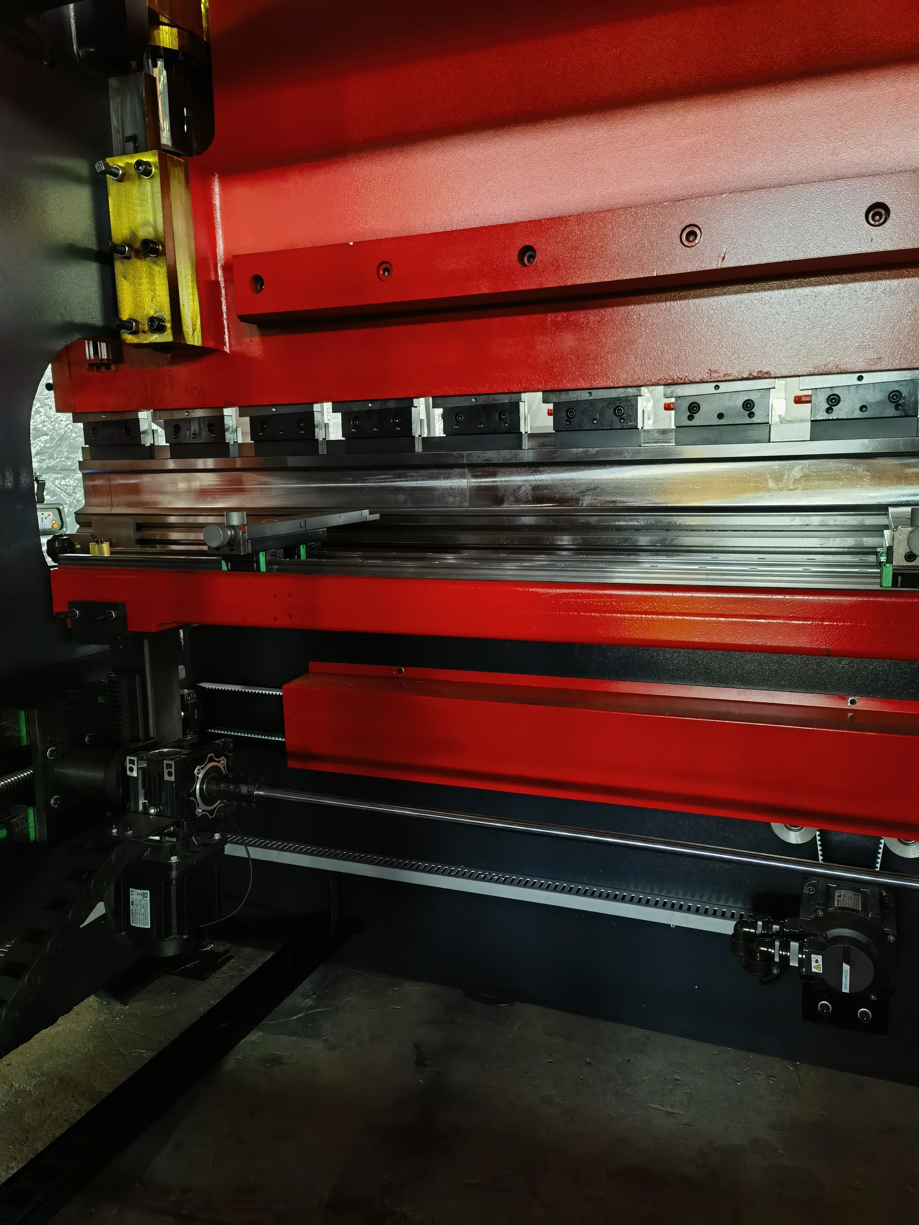 Automatic CNC Servo Press Brake Hydraulic Steel Plate Bending Machine For Sheet Metal Bending