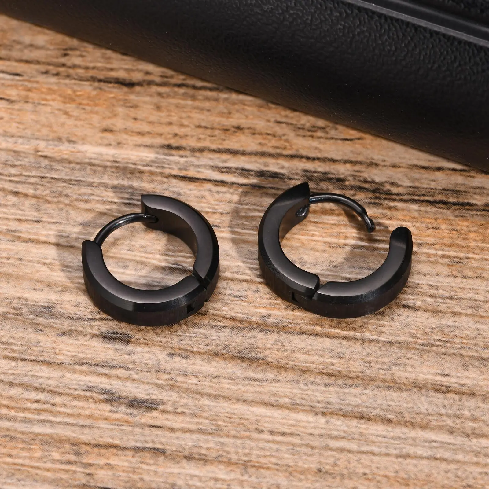 Vnox Anti Allergy Stainless Steel Hoop Earrings, Unisex Simple Metal Huggies Earrings, Brush Surface Men Ear Jewelry