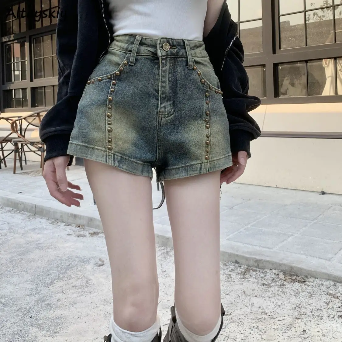 

Vintage Blue Denim Shorts Women Rivet Design Stretchy Summer American Style Retro Spicy Girls Stylish Chic Streetwear Y2k Punk