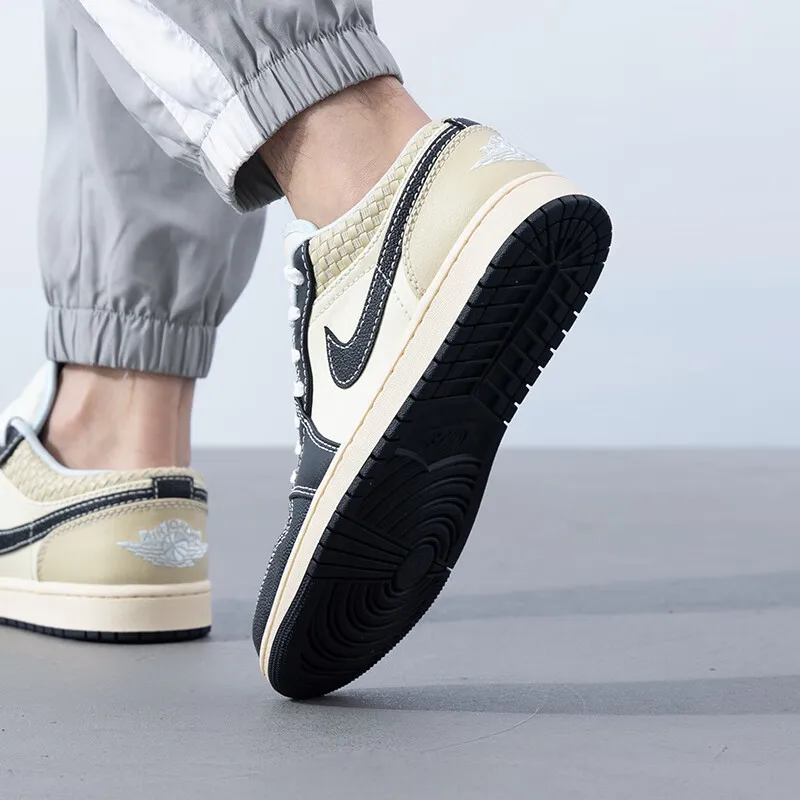 รองเท้าผู้ชาย Nike 2024 ฤดูใบไม้ร่วงใหม่ AIR JORDAN 1 รองเท้าผ้าใบ Retro TREND แฟชั่น low-Top Casual รองเท้า HQ3437-101