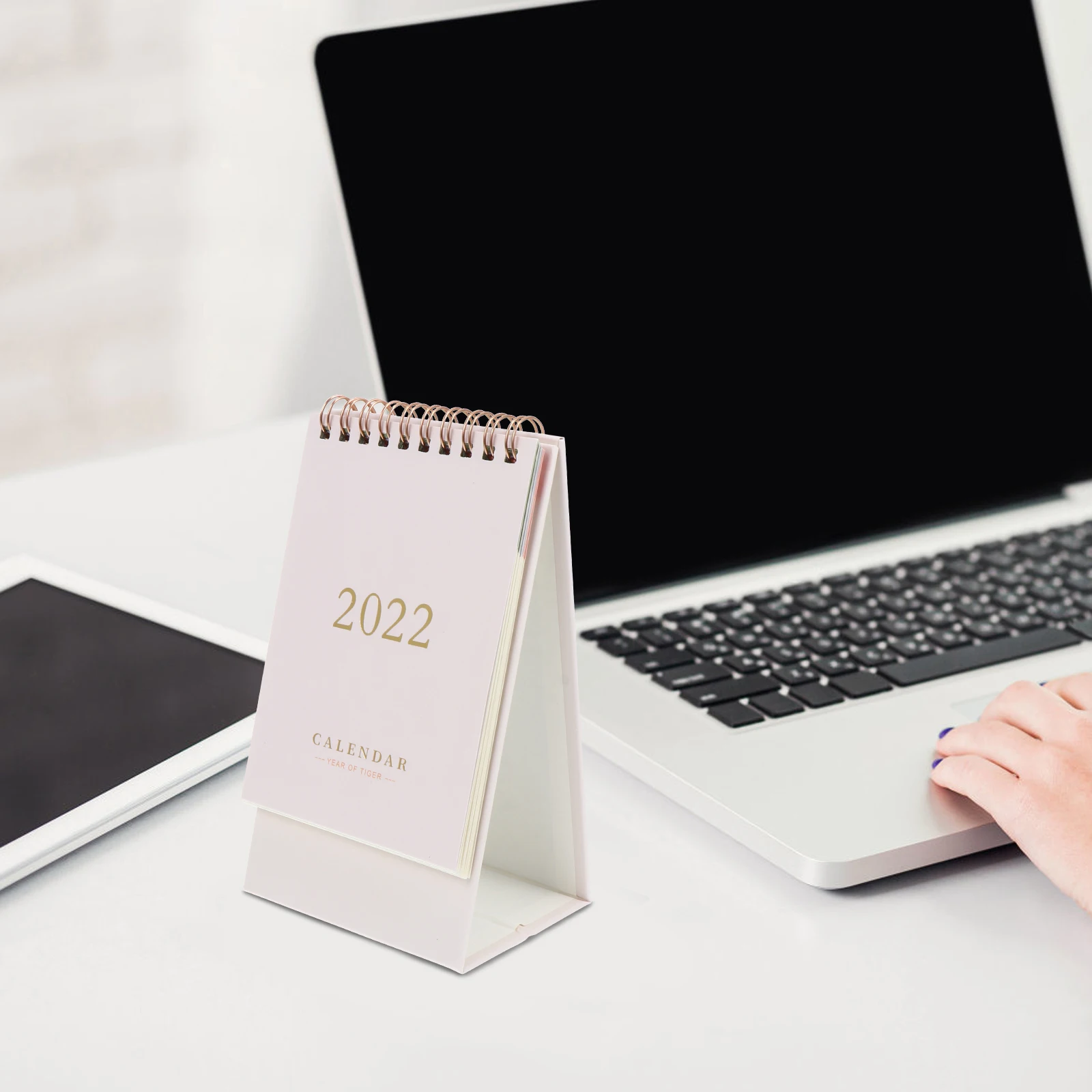 

1pc Desktop 2022 Paper Triangular Foldable Space-Saving Office School Desk Calendar Simple Fresh Design Sturdy Notepad