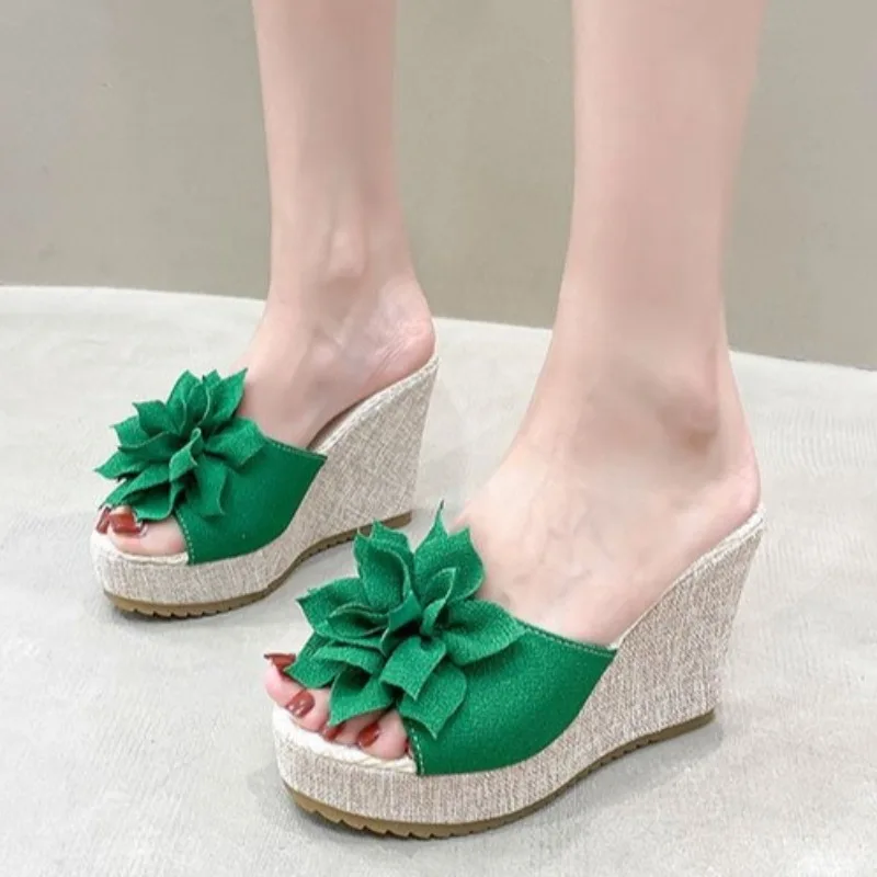 2026 Neue Damen-Plateau-Pantoletten Sommer Strand Keilsandalen Modische Blumen Damen Casual High Heel Pantoletten