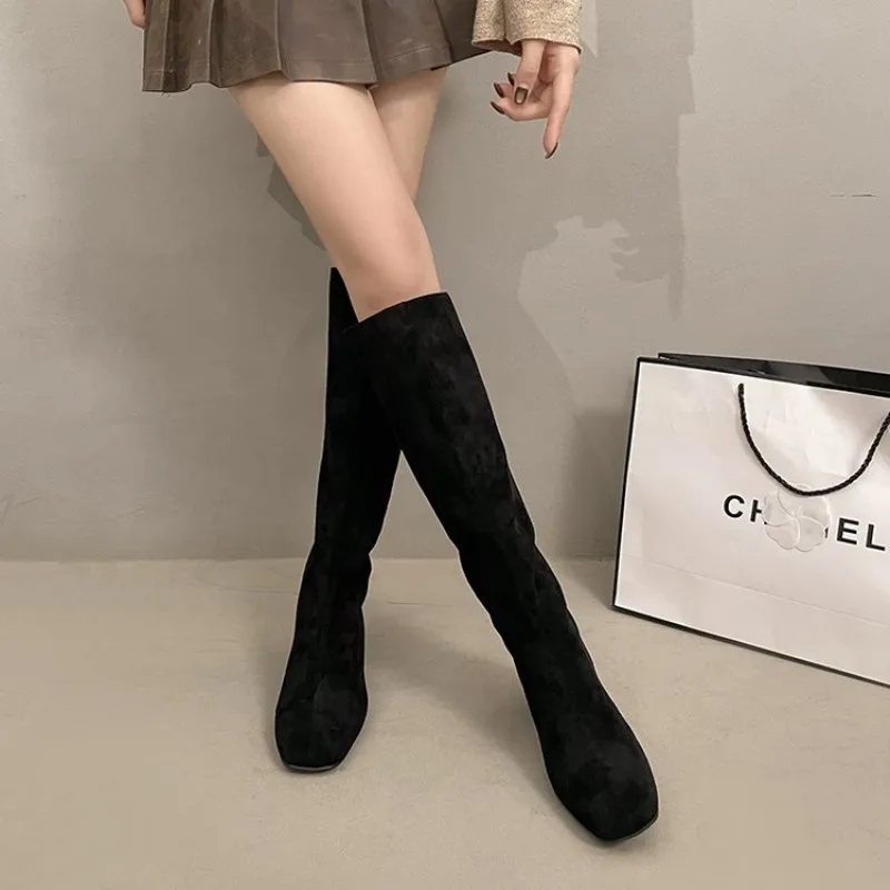 Herbst/Winter Damen-Stiefel mit Rundem Zeh und Dicker Sohle - Elastisch - Rückseitiger Reißverschluss - Samt-Finish - Bequem und Warm - Absatz ist Übergroß – Detail 8