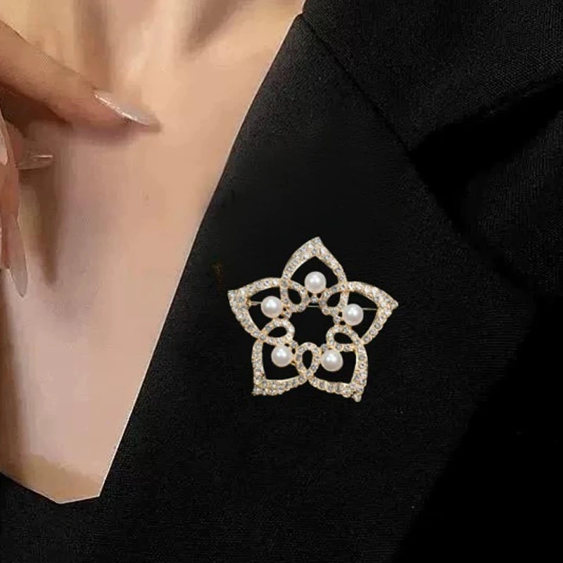 Golden Hollow Heart Petal Flower Brooches for Women Imitation Pearl Rhinestones Frame Floral Brooch Pins Trendy Clothes Jewelry