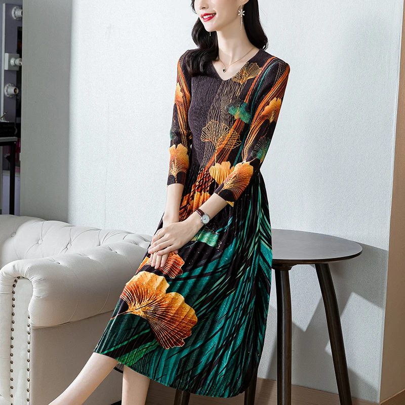 

2023 Autumn/Winter New Three House Pleated Print Dress Gold Velvet Elastic Large Slim V-neck A-line Skirt Knee Length Skirt