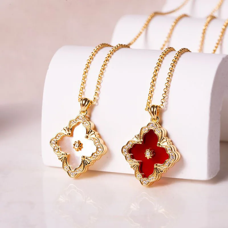 

Luxury Retro Gold-plated Italian Wire Drawing Process Four-leaf Clover White Fritillaria Agate Necklace Pendant Ins Niche