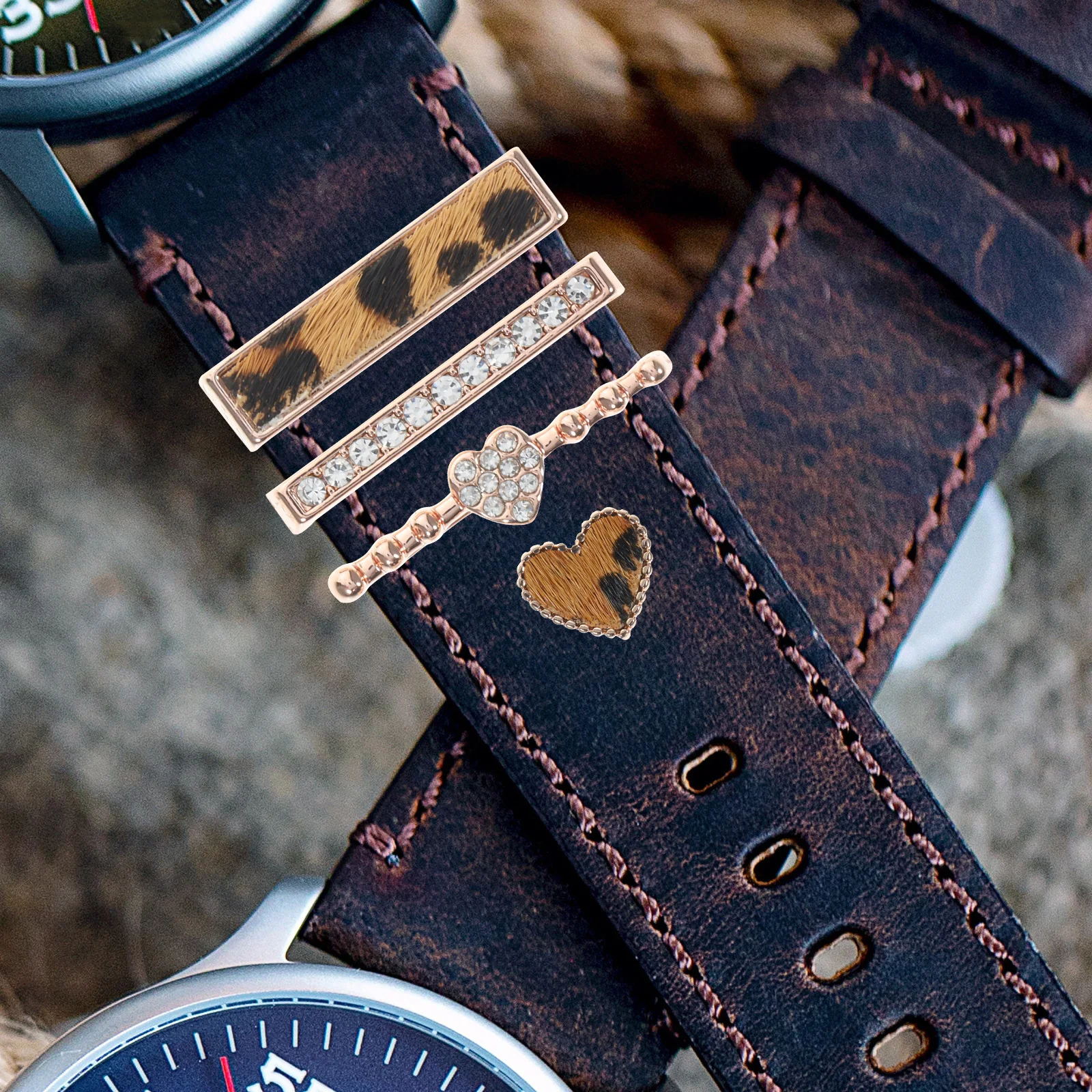 مجموعة واحدة من حلقات معدنية مزخرفة بحزام الساعة، ملحقات تزيين حزام الساعة الأنيقة لأحزمة السيليكون القابلة للتكديس للاستخدام اليومي