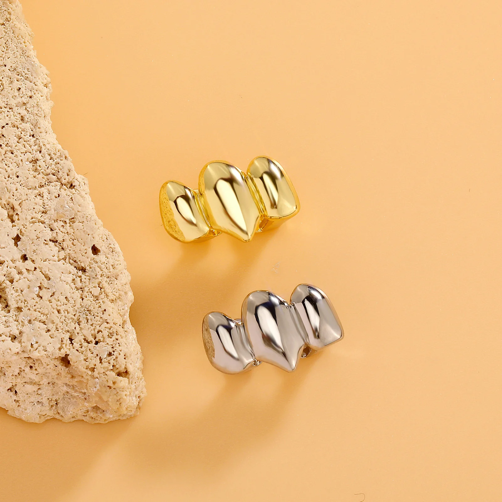 TOPGRILLZ الهيب هوب لامعة الأسنان Grillz الأنياب الشرير 3 قبعات الأسنان للنساء الرجال المجوهرات هالوين تأثيري هدية شوايات الأسنان