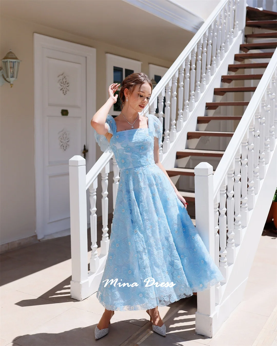 ชุดราตรีสีฟ้าอ่อนแบบสั่งตัดของมิน่า ชุดเดรสงานเลี้ยงสุดหรู ประดับเลื่อม ชุดราตรีผู้หญิงสุดหรูหรา  ชุดราตรีผู้หญิงลายดอกไม้สุดสง่างาม