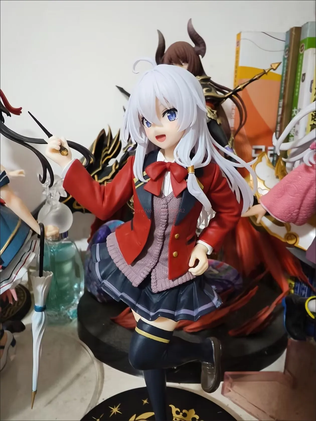 Caliente genuino bruja errante el viaje de Elaina Anime juguete Elaina figura modelo adorno de escritorio chica uniforme escolar modelo regalo