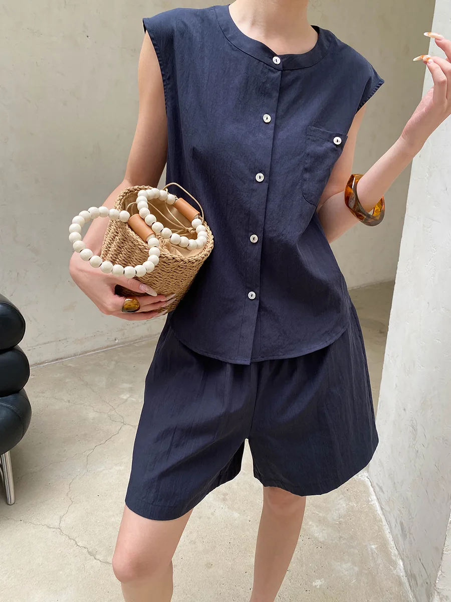 Sommerliches Damen-Set aus einfarbiger, ärmelloser Weste mit Rundhalsausschnitt und hochtaillierten Shorts für den Alltag – Detail 16