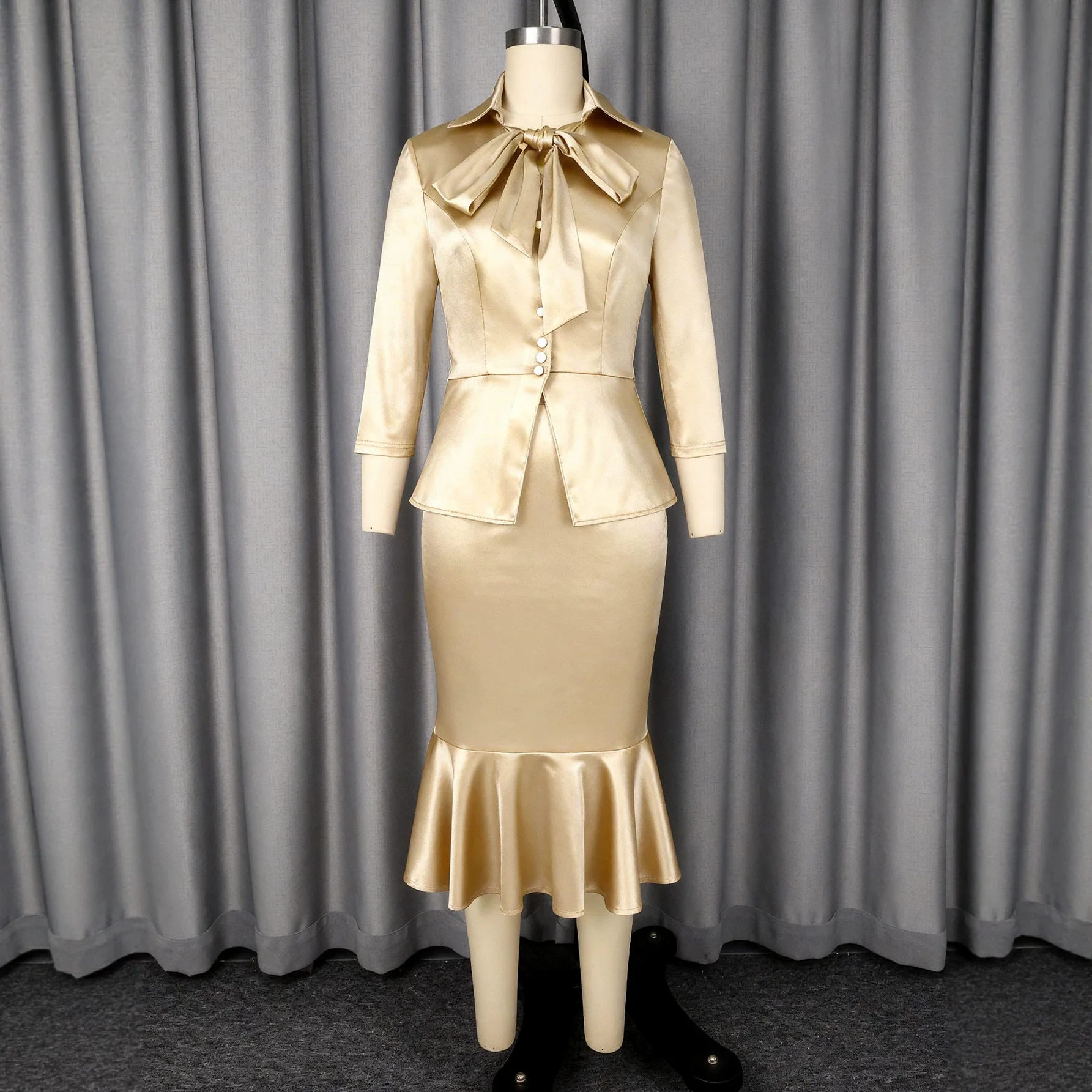 Completo due pezzi elegante in raso con gonna a coda di pesce e blazer con fiocco in vita, Collezione Autunno 2026