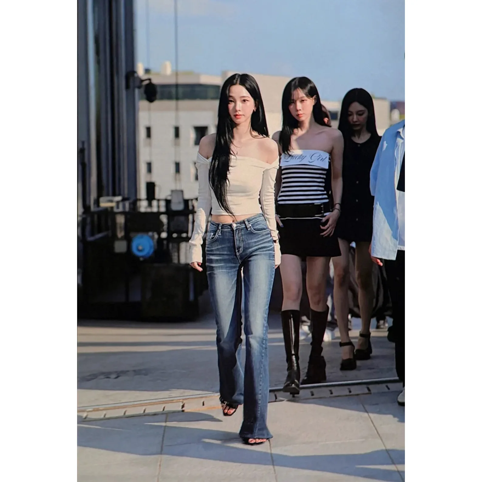 

Джинсы-клеш с высокой талией в стиле ретро, утягивающие, весна 2026, женские, из премиального денима, хлопок, с отворотами, весенний сезон