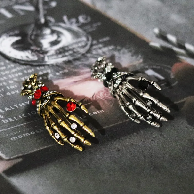Halloween brooch, European and American skeleton hand tassel brooch, clothing accessories, clothing and accessories