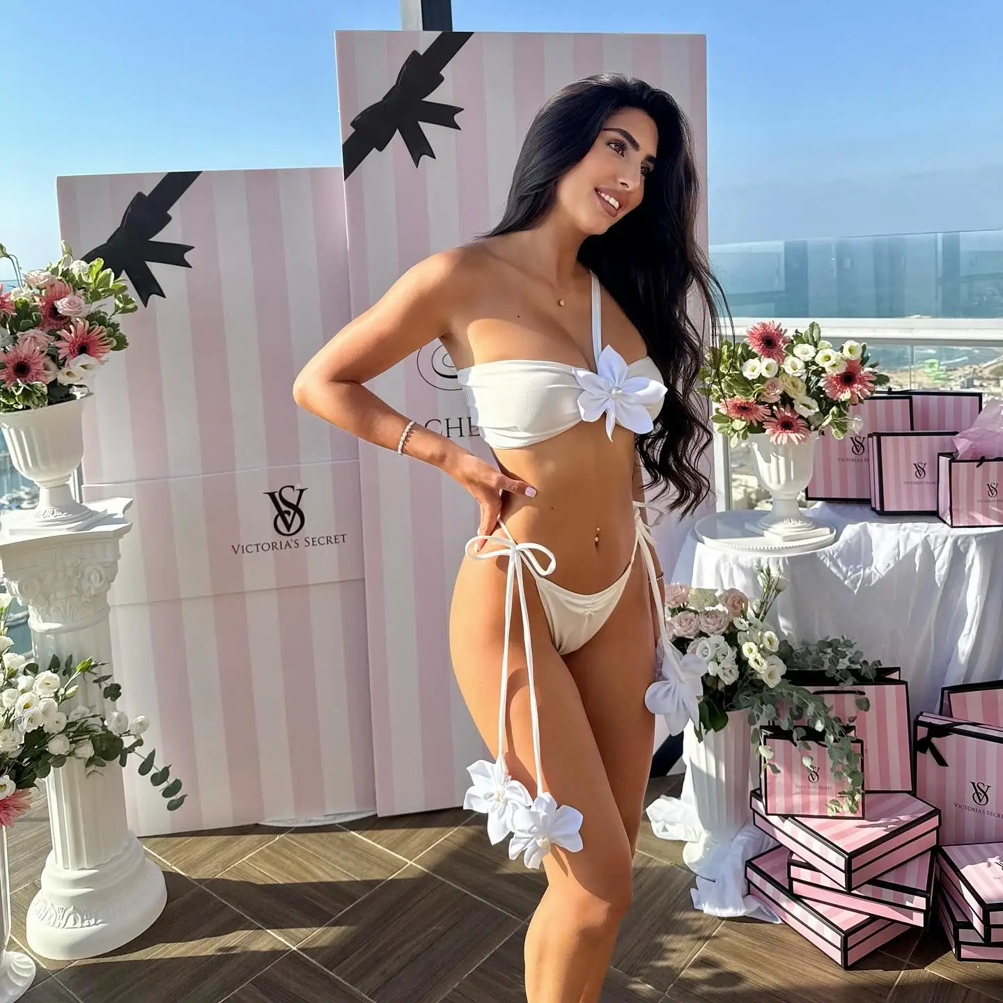 

2025 Sexy White Bikini Flower Detail Side Tie with Romantic Floral Design Perfect Pool Parties Summer Getaways Poolside Glamour