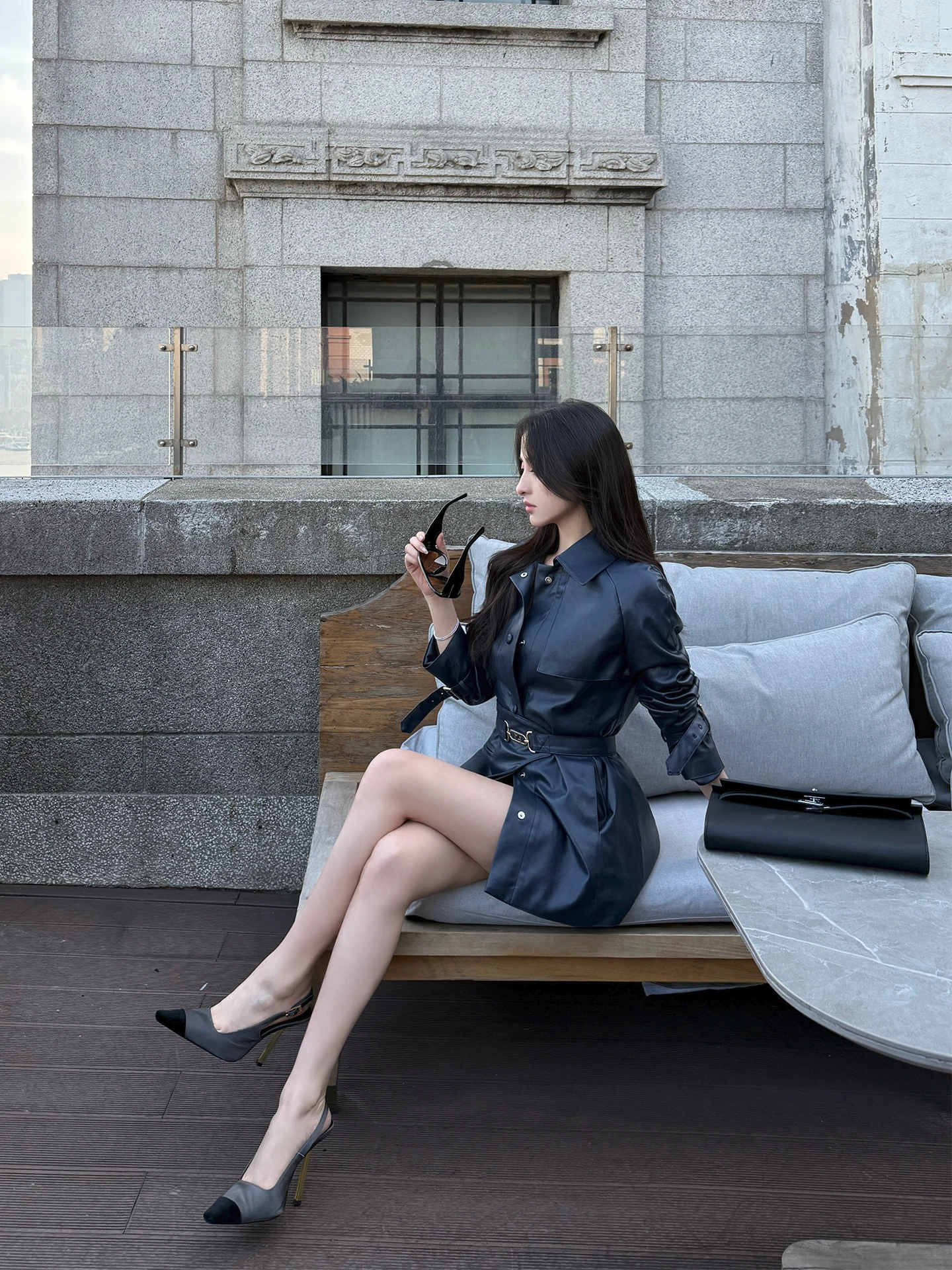 Krój Slim Fit, skórzana kurtka, niebieski metaliczny efekt, tekstura, podkreślająca talię, odzież wierzchnia, długi rękaw, wykładany kołnierz, młodzieżowy styl.