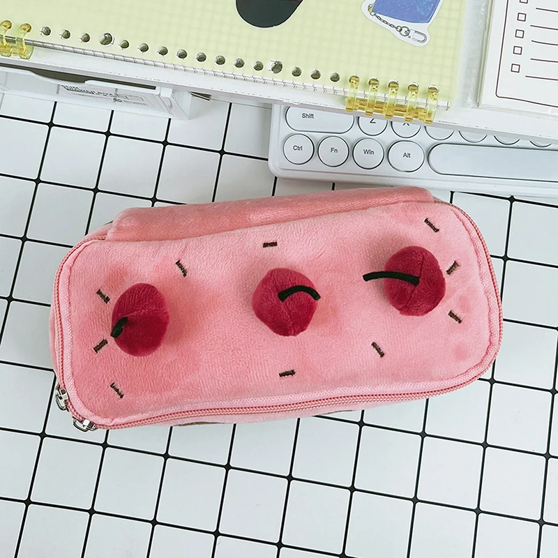 Cute Plush Cherry Cake Pencil Case Saco cosmético de alto valor Saco de papelaria de estudante Saco de armazenamento Grande capacidade