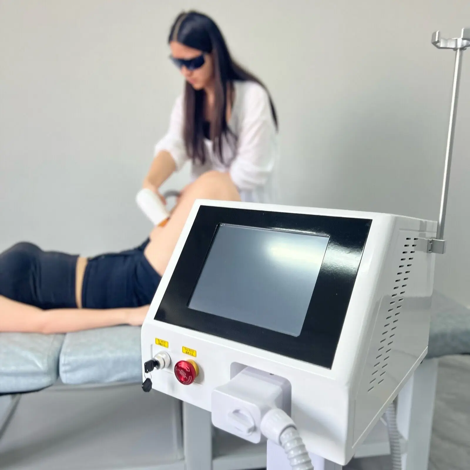 Black Professional Ice Titanium Diode Hair Removal Machine, Portable 755 808 1064nm 3 Wavelength Painless Permanent Device