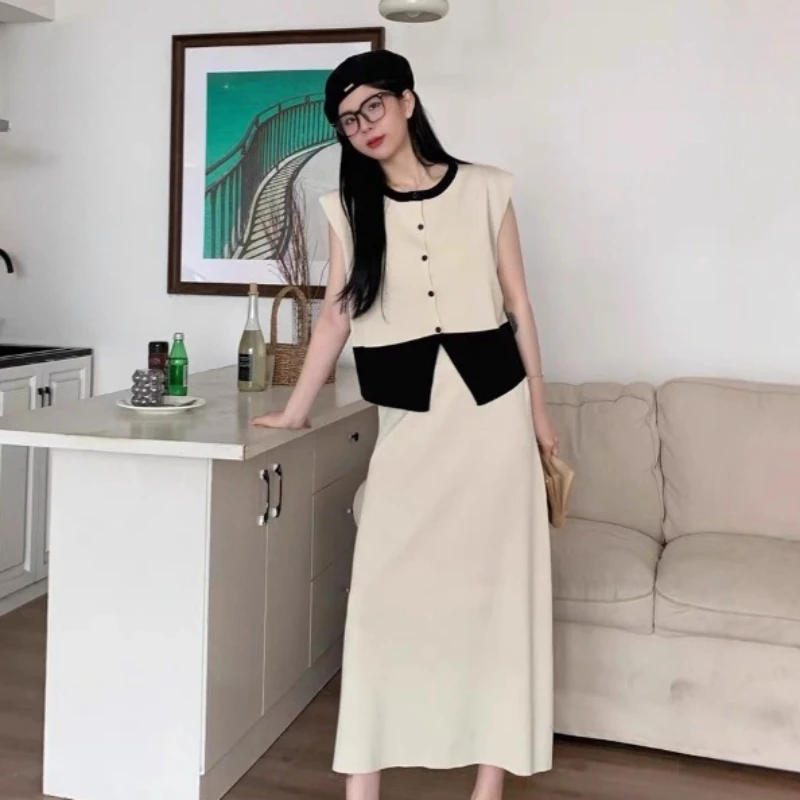 New Autumn Fashion Knitwear with A Sense of Design Single-breasted Round-neck Women's Skirt Is A Stylish Versatile Set for Women